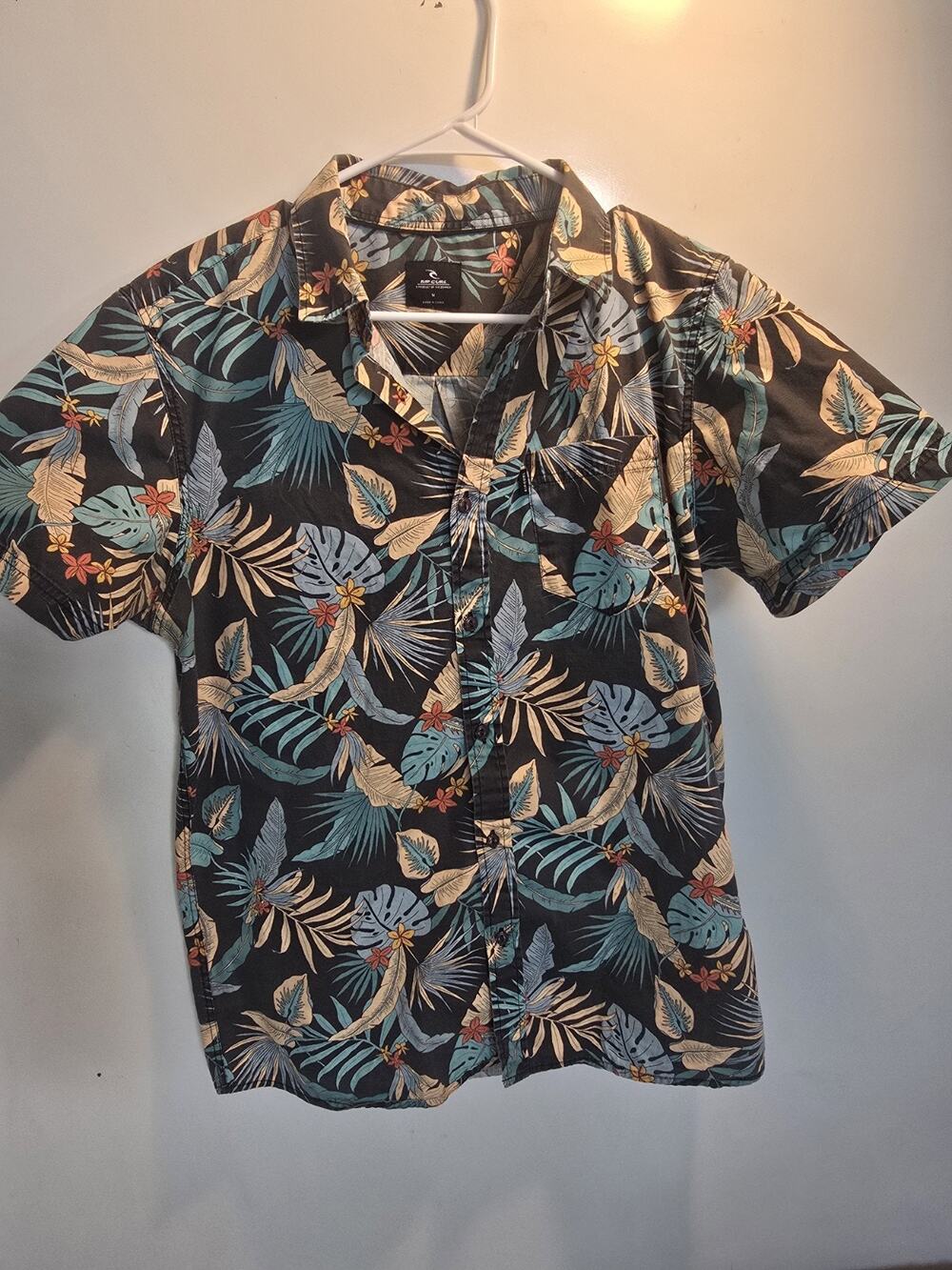 Rip Curl Men's Black Floral Short Sleeve Button Shirt Medium coastal hawaiian